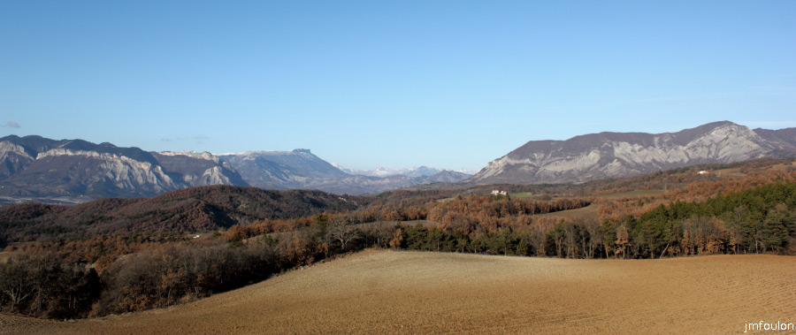 theze-tour-chenes_061.JPG - Vue panoramique vers le Nord et la vallée de la Durance. Au loin au centre, les sommets enneigés du parc des Ecrins