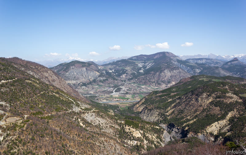 tour-tete-pape-32.jpg - Ici, la vue s'ouvre sur la vallée de la Durance au niveau de Rochebrune et de Théus. En bas, dans sa gorge, le torrent de Clapouse