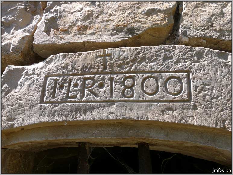 gr-st-claude-26web.jpg - Ferme ruinée de Rivas - Linteau gravé d'une petite croix sous laquelle est écrit encadré ILR.1800 - De plus près