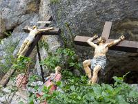 Grotte et couvent Sainte Marie Madeleine - Juin 2021  En arrivant, ces croix et statues