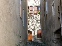 Orpierre  Ruelle en escalier qui descend vers l'Est du village pour rejoindre une petite place ...