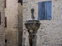 Orpierre  L'alimentation de cette fontaine se faisait via des sources captée dans les montagnes environnantes. Il est dit que Guillaume 1er d'Orange Nassau, dit le "Taciturne" (1650-1702), membre de l'entourage de Charles Quint y  fit boire son cheval ...