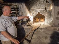 Photos en vrac ! ...  Fête du pain à Ribiers (Hautes Alpes) Gaston Mercier dans le four banal