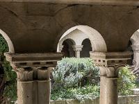 Plateau de Ganagobie (04)  Monastère ND de Ganagobie - Le cloître (fin XIIe) - Clichés pris à travers des vitres, celui-ci étant bien sur réservé aux moines ...