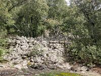 Plateau de Ganagobie (04)  Ruines hors les murs devant le rempart de Villevieille ...