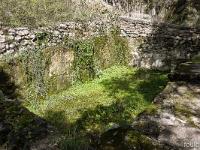 Plateau de Ganagobie (04)  Ancien bassin qui récupère l'eau de la baume se trouvant au dessous de la falaise. Nous somme à l'Est du plateau près du monastère 1/2  ...