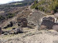 Rando Vieil Eygians Vieil Arzeliers A/R  Vue sur une partie des ruines à l'Ouest du village depuis la motte castrale