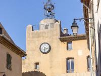 Régusse (Var)  La tour de l'Horloge. Elle fut construite au XVIIIe siècle sur une tour du XVIe siècle