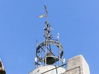 Régusse (Var)  La tour de l'Horloge (zoom sur son campanile et sa cloche)