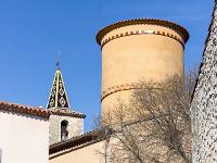 Régusse (Var)  Vue sur le château d'eau et le clocher de l'église Saint Laurent