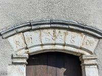 Revest-du-Bion  Eglise St Clair (XVe - XVIIe) - Curieuse inscription au dessus du portail ...
