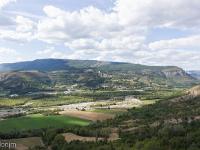 Les Romeyères  La vallée du Buech et la montagne de Chabre. Au loin à droite se trouve la petite ville de Laragne
