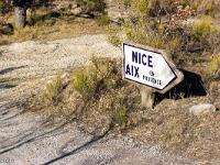 Chemin d'Aubard  Un vieux panneau Michelin Nice - Aix en Provence planté au milieu de nulle part en bordure de piste (autre vue)
