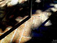 Sépia - Filtres - N&B partiel  Sous la table en terrasse - Jeux d'ombres -  Sisteron l'Horloge KAFE