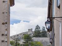 Sisteron  Vue sur le chemin de ronde de la citadelle (XIIe) depuis la rue de la Mission
