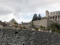 Sisteron  Vue sur la citadelle. Au premier plan, vestiges du rempart