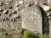 Sisteron - Entre le Pont de la Baume et les Près Hauts  La Baume - Vieille tombe dans le vieux cimetière désaffecté