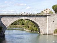 Sisteron - Entre le Pont de la Baume et les Près Hauts  Les Pieds Nickelés traversant le Pont de la Baume