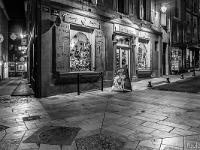Sisteron de nuit  Rue Mercerie à gauche depuis les Quatre Coins