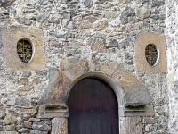 Saint André de Rosans  Magnifique porte en arc surmontée de deux petits oculus