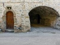 Saint André de Rosans  Passage couvert et superbe porte surmontée d'un oculus de forme carrée