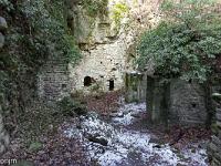 Saint Donat le Haut  Voici les vestiges de cette église souterraine du XIIe. La voûte s'est écroulée