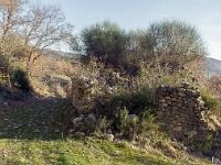 L'Escale - Vière ou Ville Vieille  Ruines du village. Dans la ruelle de gauche, la calade est encore en partie en place