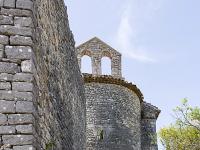 Le vieux Montsalier  Derrière la bâtisse de gauche, l'abside de l'église et son clocher mur sans cloches ...