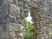 Le vieux Montsalier  Appareillage de l'angle Nord/Ouest de cette bâtisse. Les pierres de taille de la porte ont été récupérées ...