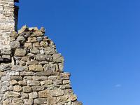 Vieux Montlaux  Vestige d'un mur. En haut à gauche, la Tour ...