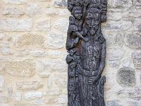 Vachères  Statue totem créée par un artiste local près de l'entrée de l'église Saint Christophe