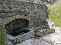 Saint Génis - 05  Fontaine et lavoir à l'entrée du village de Saint Génis ...