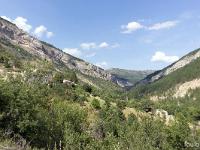 Saint Génis - 05  Vue sur la vallée du Riou. On aperçoit Saint-Génis à gauche ...