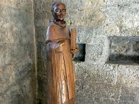 Abbaye de Boscodon  Statue en bois de Benoît de Nursie plus connu sous le nom de saint Benoît (né en 480 ou 490 mort en 547) Il est le fondateur de l'ordre bénédictin