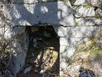Abbaye de Clarescombes - XIIe  Détail du linteau et des pierres de jambage taillées en corbeau ...
