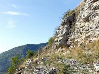 Barret-de-Lioure - Drôme  Autre vue sur la Clastre. On voit à gauche les vestiges d'un mur de souténement ...