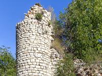 Barret-de-Lioure - Drôme  Vestiges du rempart. La tour Nord/Ouest et un morceau du rempart Ouest à droite ...