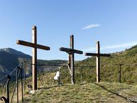 Barret-de-Lioure - Drôme  Nous voici maintenant sur le site des Croix qui dominent le village. Ces trois croix ont été érigiées vers 1835. Elles expriment la reconnaissance des barretiers, lesquels furent épargnés par l’épidémie de choléra qui sévit en ces temps ...