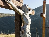 Barret-de-Lioure - Drôme  La croix centrale porte un Christ de fer. Les croix regardent vers l'Ouest ...