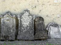 Eglise paroisiale de Bevons (XVII)  Pierres tombales adossées au mur de l'église