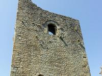Bourdeaux  Voici le second château. Celui des Comtes de Poitiers (XIIIe). Ici le donjon et sa fenêtre romane. Seul ce mur subsiste