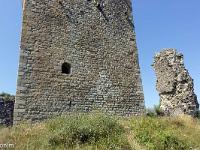Bourdeaux  Château des Comtes de Poitiers (XIIIe). le donjon et les vestiges du mur Nord