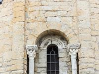 ND de la Mer ((IX et XII siècles)  Petite ouverture au centre de l'abside dotée de deux colonnes à chapitaux