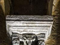 ND de la Mer ((IX et XII siècles)  Dans l'abside se trouvent au sommet de colonnes, huit chapitaux finement sculptés. Les photos suivantes vous les présentent en détail