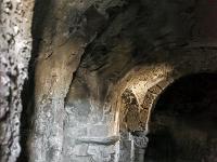 Chapelle de Dromon - Saint Geniez  Vue sur la crypte (VIIIème ou IXème siècle) à travers le soupirail.