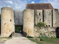 Château de la Madeleine - Chevreuse  Entrée du château construit en pierres de molière