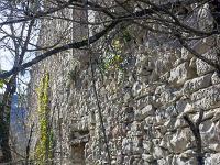 Chateau des Graves XVIIe  La porte, surmontée d'une ouverture en arc et en pierre de taille. Entrons ! ...