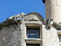 Château de Pierre de Glandevès (XIVe)  Fenètre à simple meneau ornée d'une coquille au dernier étage de la tour Sud/Ouest