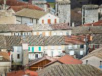 Sue le plateau du Collet - Sisteron  Vue sur Sisteron depuis le Collet (Zoom) Les trois tours, vestiges des remparts de la ville. Entre les deux rangées de maisons à l'horizontale, le rue de Provence, ma rue ! ...