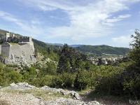 Sisteron - Le Collet  La citadelle et la ville (quartier du Gand) On devine le clocher de ND des Pommiers. Au loin, briasc